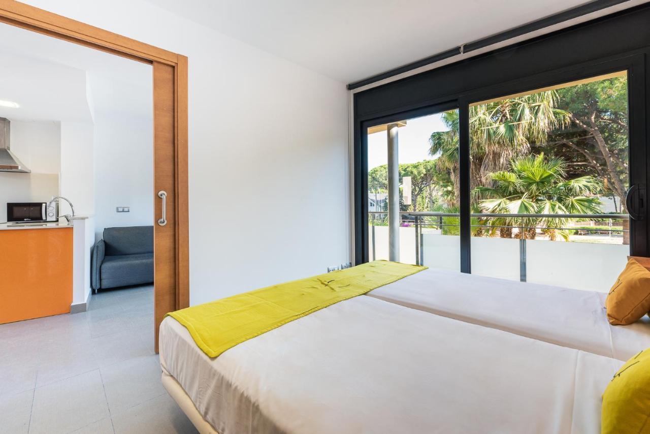 Aparthotel Las Palmeras Castelldefels Exterior foto