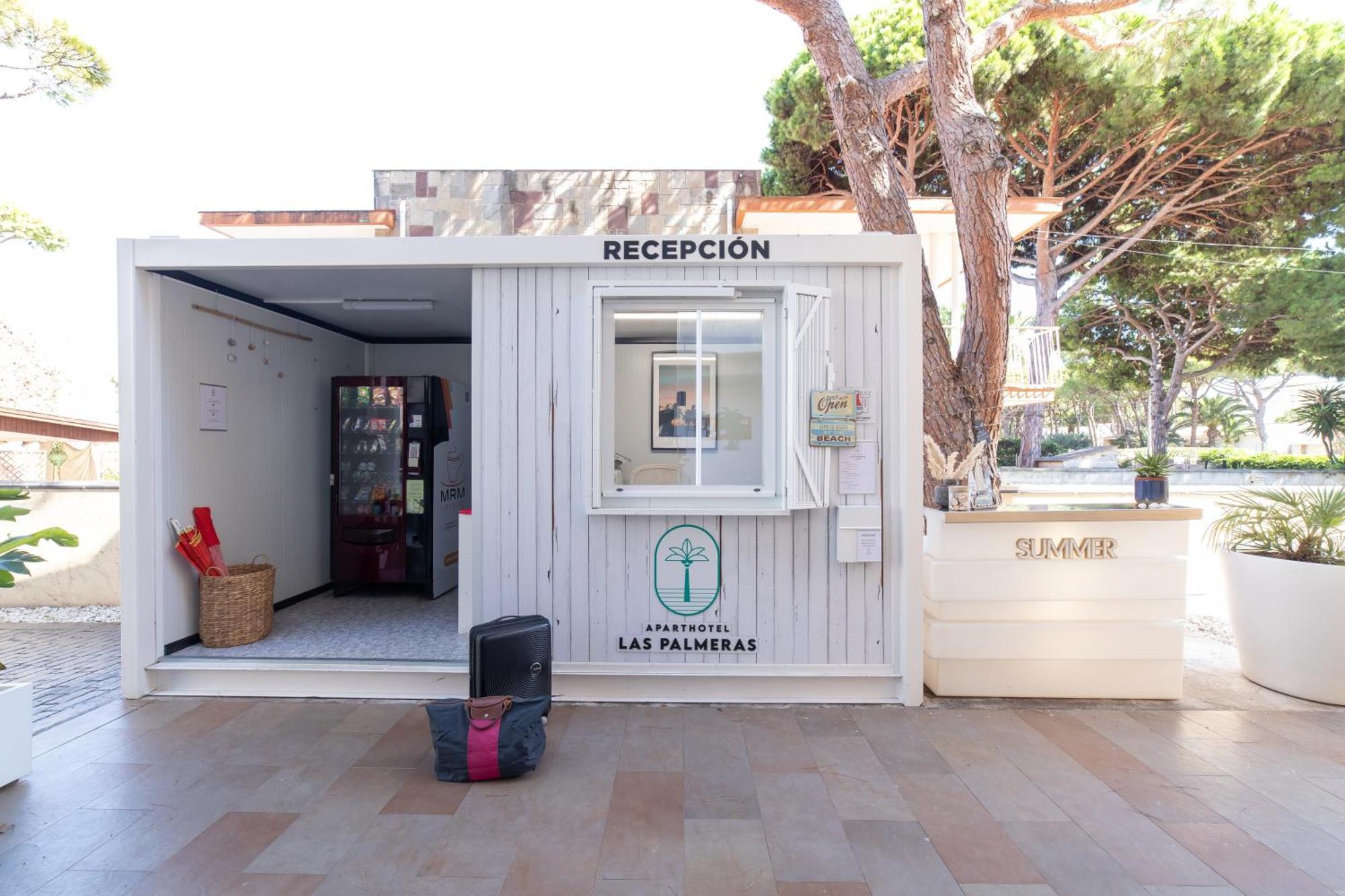 Aparthotel Las Palmeras Castelldefels Exterior foto