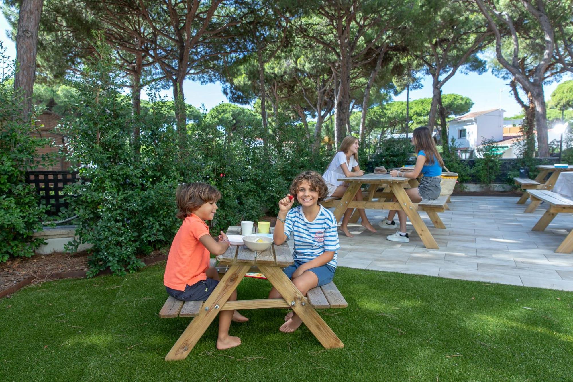 Aparthotel Las Palmeras Castelldefels Exterior foto